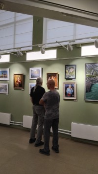 Симфония красок и звуков: вернисаж мастерской Андрея Ликучёва в Троицком Доме учёных.