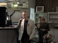 Весна, Победа и рифмы: В Троицком Доме ученых вспоминали родных, читали стихи и пели всем залом