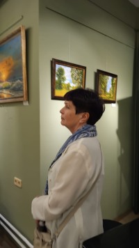 Симфония красок и звуков: вернисаж мастерской Андрея Ликучёва в Троицком Доме учёных.