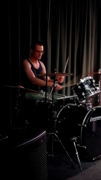 Когда песни попадают прямо в душу: честный вечер с Вероникой Ром и «Улицей Солнечной»