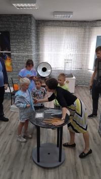 Физика, которую можно потрогать: как прошла экскурсия в "Физическую кунсткамеру"