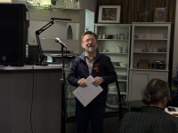 Весна, Победа и рифмы: В Троицком Доме ученых вспоминали родных, читали стихи и пели всем залом