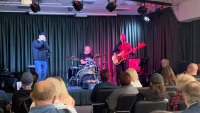 Гитара, саксофон и огонь: как Rockin'Dad заставил зал забыть про осень