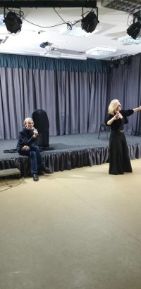 6 апреля режиссер и исполнительница Аннет Адар представила музыкальный моноспектакль "Крестьянин-миллионер"