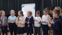 13 марта в Троицком Доме учёных ученики 1 «Г» класса Троицкой Гимназии № 5 встретились с артистами «Детской филармонии» Троицкой детской школы искусств, и этот вечер стал не только знакомством с миром музыки, но и искренним праздником творчества.