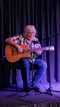 Симфония красок и звуков: вернисаж мастерской Андрея Ликучёва в Троицком Доме учёных.