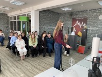 Наука на кончиках пальцев: как ребята из Львовской школы познавали физику давления в Троицке