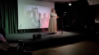 Чистый голос, приглушённый свет и кадры из прошлого: концерт «Киномелодии»