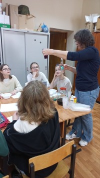 22 мая сотрудник Дома учёных Светлана Баландина провела мастер-класс по приготовлению красок из пищевых продуктов и рисованию ими