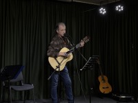 Весна, Победа и рифмы: В Троицком Доме ученых вспоминали родных, читали стихи и пели всем залом
