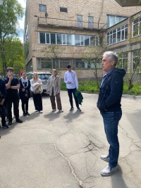 12 мая экскурсию по ИФВД РАН, организованную Домом учёных, провёл академик Вадим Бражкин